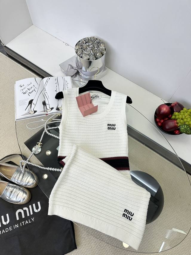 25Ss Miu Miu's latest three-dimensional embroidered letter vest dress with contr