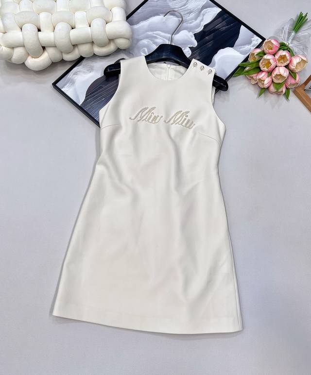 Miumiu's new pearl letter beaded sleeveless dress . Simple sleeveless lines, nea