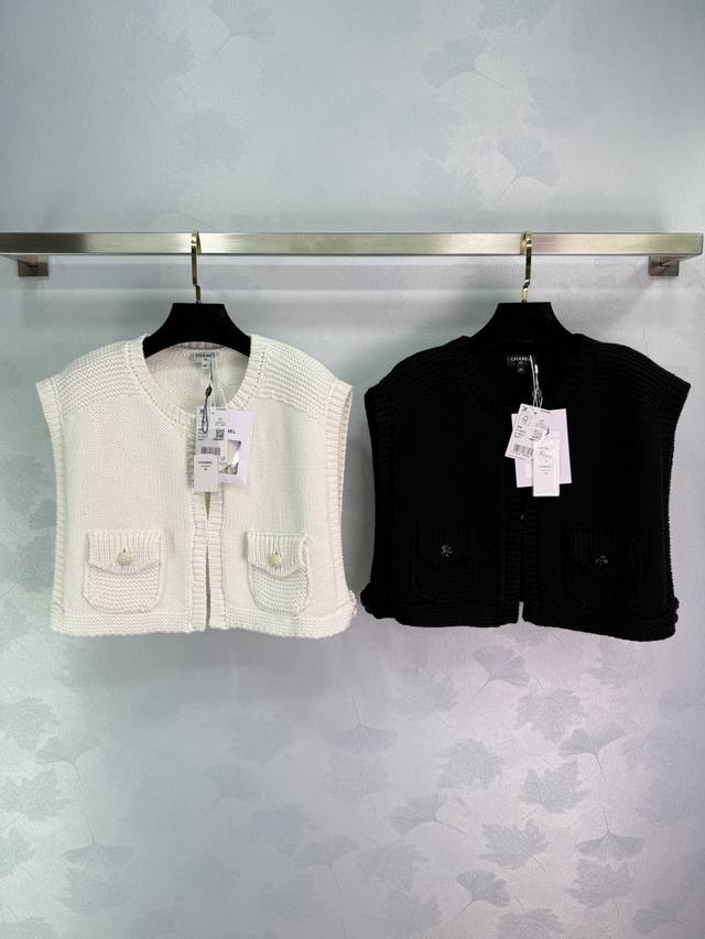 Ch*25 Spring and summer new knitted vest with double pocket design, a must-have