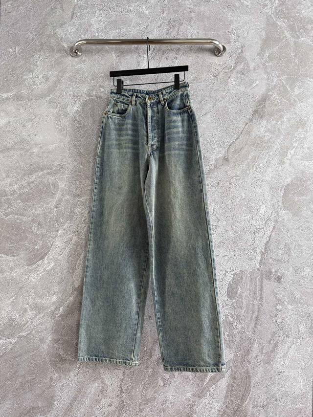 In stock Model 1P The back-patterned jeans adopt minimalist lines, and the brown