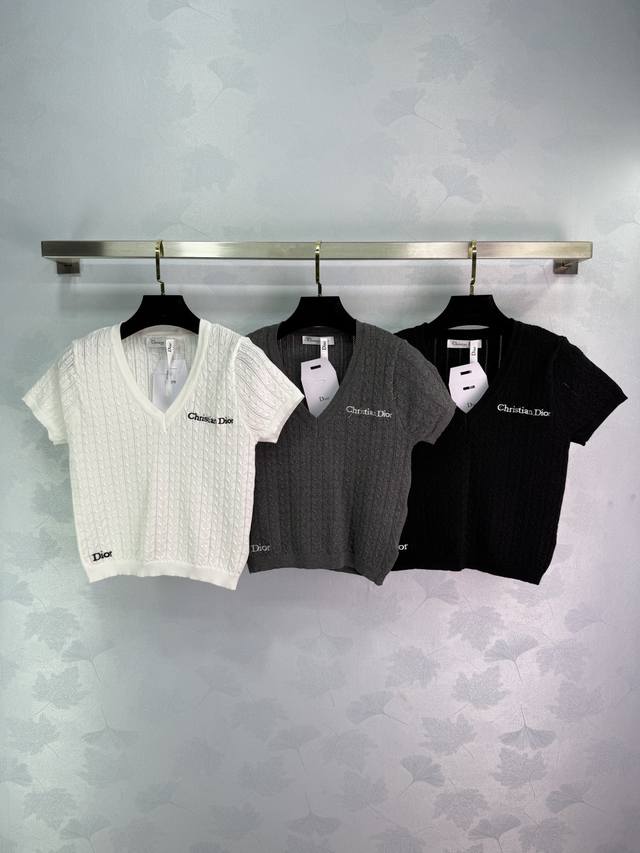 Dio*25 V-neck knitted short sleeves, embroidered logo on the chest, twisted weav