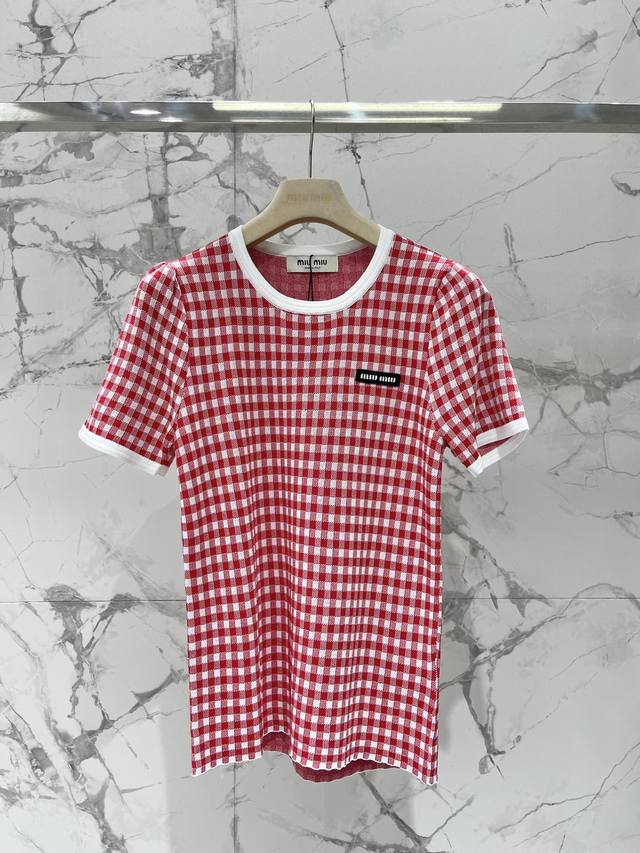 Miu Miu's new contrasting plaid letter patch knitted short-sleeve The design of