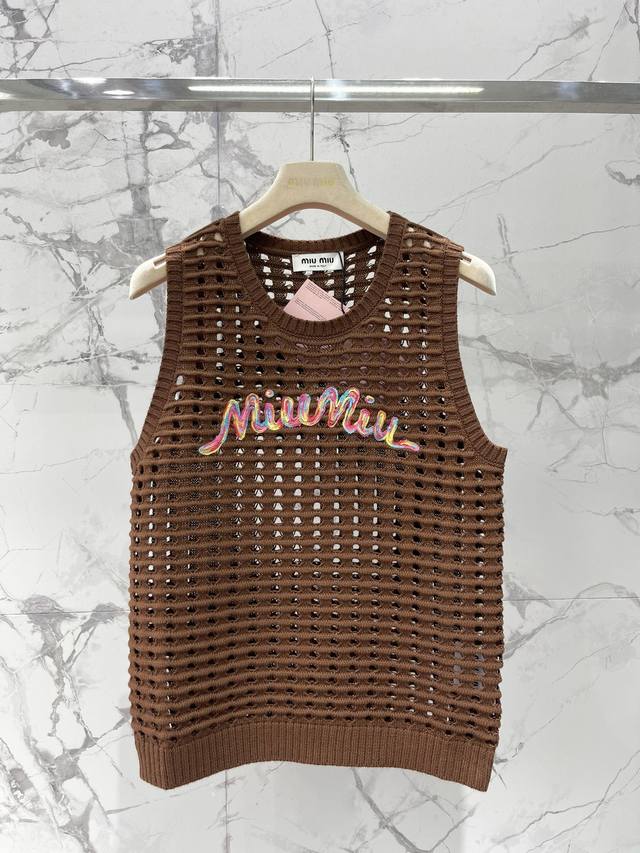 I was deeply attracted by Miu Miu's new hand-lettered knitted hollow vest vest!