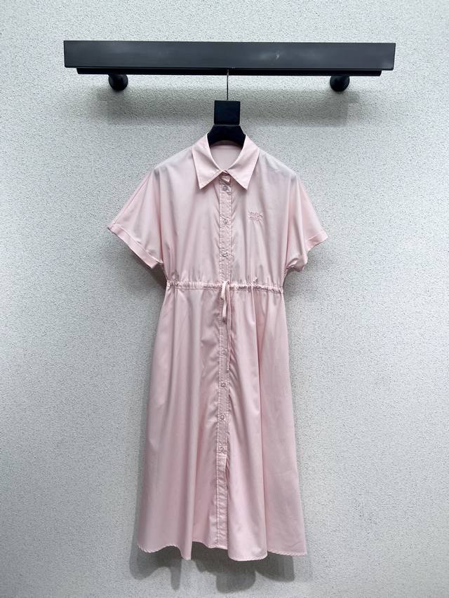 Miu pink short-sleeved dress is low-key and fashionable. It is versatile and can