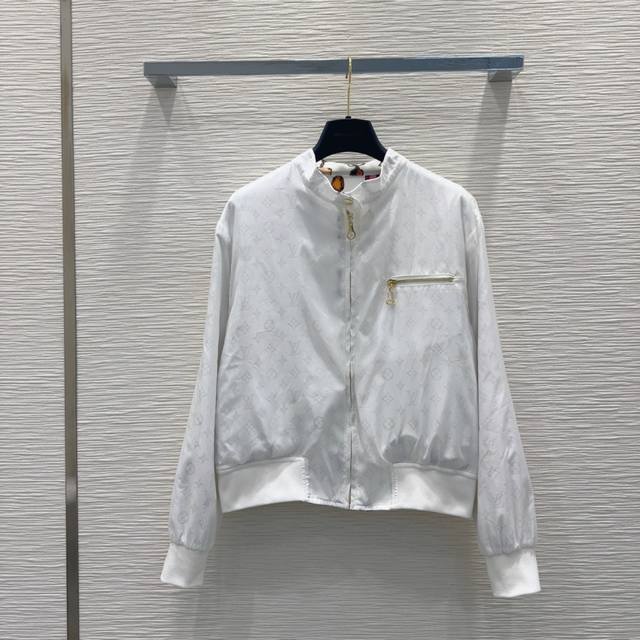 Louis Vuitt*On2025Ss window latest series jackets can be worn on both sides. The