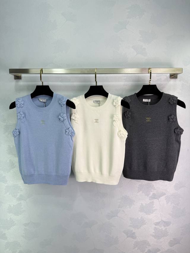 Chane* Chanel knitted vest is available in three colors: light blue, off-white,