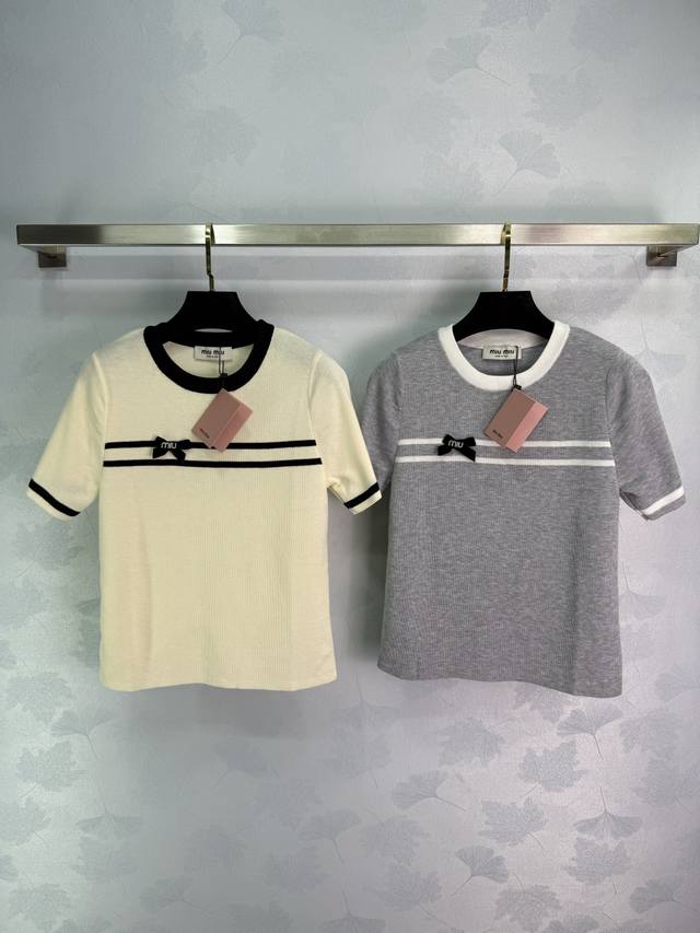 Miu's latest contrast bow knitted short sleeves, available in off-white and grey