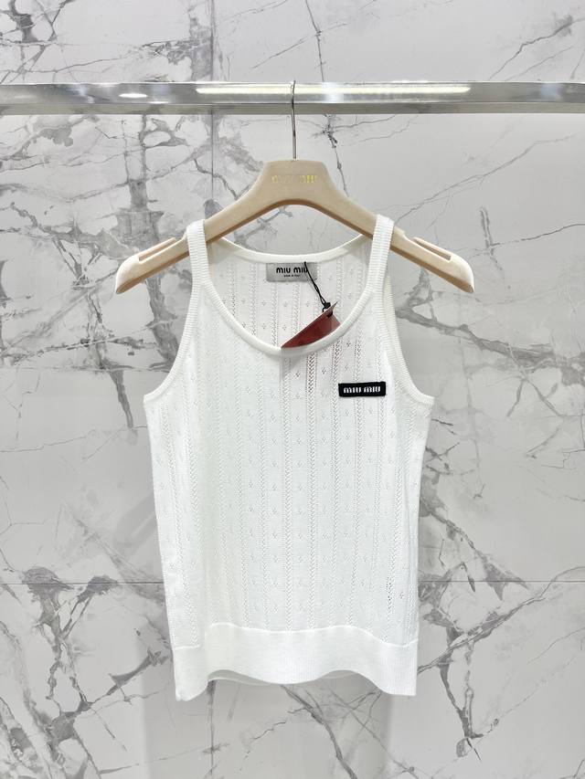 Miu Miu's new autumn and winter knitted vest with embroidered letter logo on the