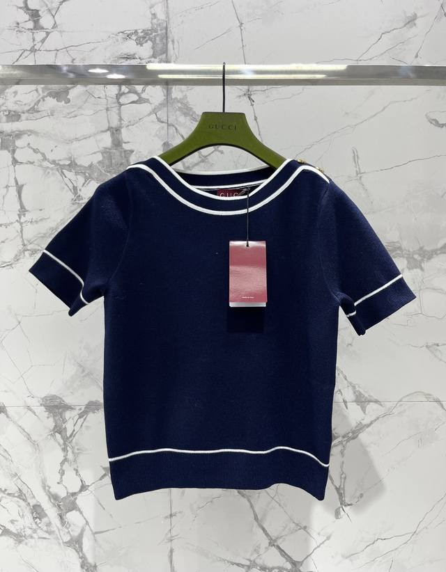 Gucci Spring and Summer One-shoulder Metal Button Knit Top The design of this to