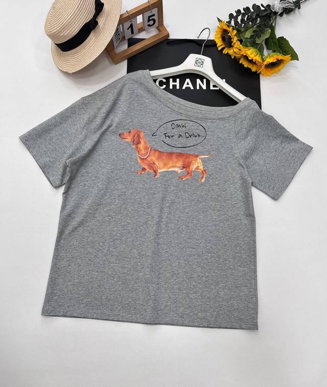 This off-shoulder T-shirt from the Markgong25Ss early spring new product series
