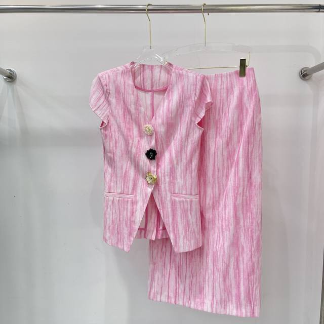New printed suits for celebrities, capable and stylish in the workplace, the ove