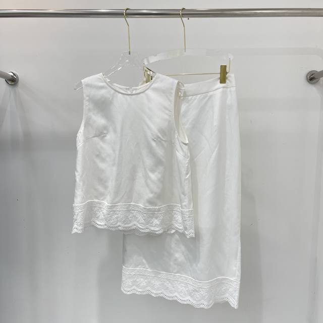 New fashion sleeveless top and skirt set, very good looking, a must-have for eve