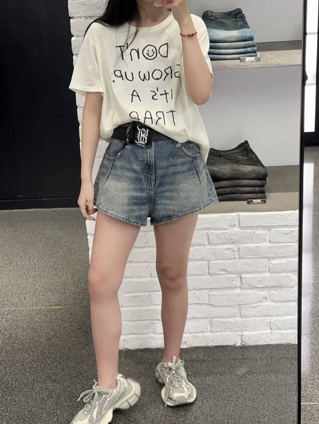 P] New [P]! Latest R13 25New letter print T-shirt. Color: white, black. Size: Sm