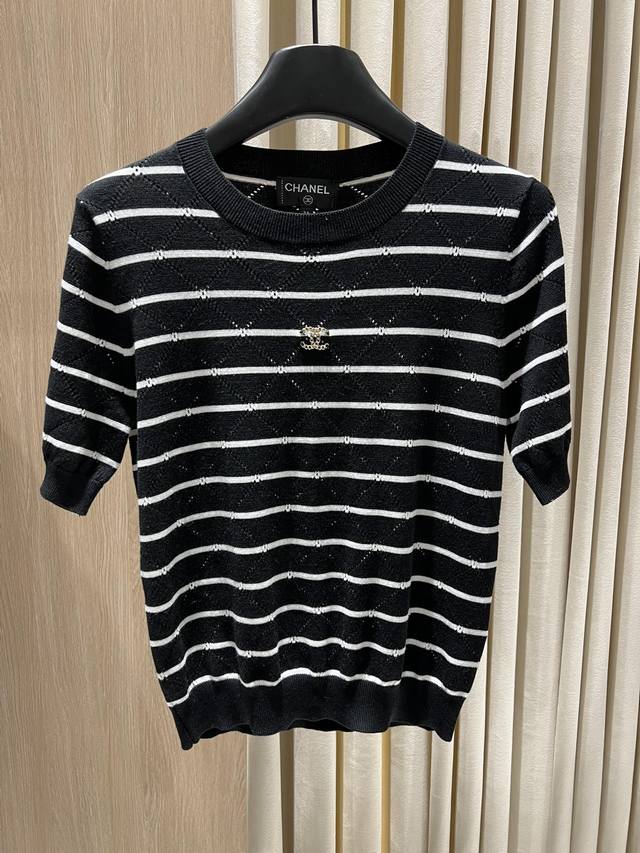 Chanel striped knitted short sleeves, in black and white, present a classic temp