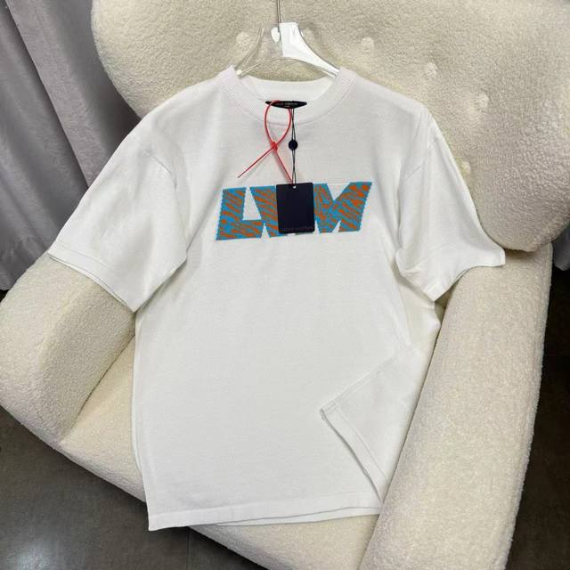 Louis Vuitton 1V Twill Letter Short Sleeve Crewneck T-shirt This T-shirt uses 14