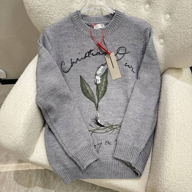Dior Dio's new autumn and winter model. This handmade shirt is decorated with ex