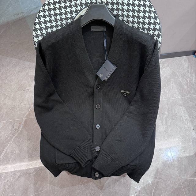 Prada V-neck knitted cardigan with high weight, high density and high quality Cl