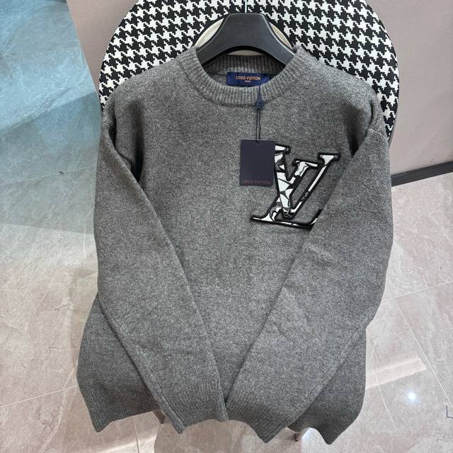 Louis Vuitton Louis V*'s latest round-neck knitted sweater The embroidery on the