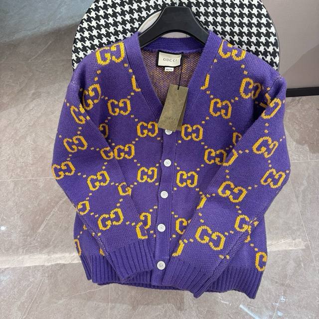 Guccl Guc*I's latest early spring collection, Purple Air from the East V-neck ca