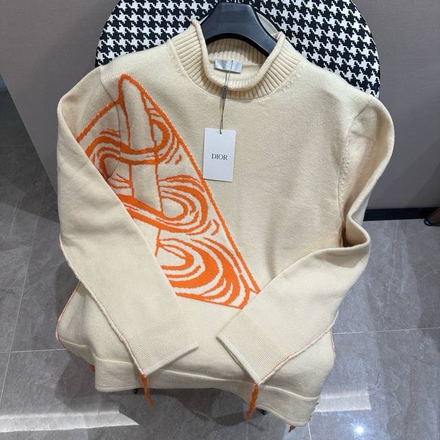 Dior Cd New triangle knitted sweater is the latest hit . Celebrities and interne