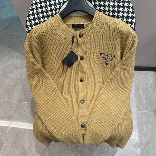 Prada 24Ss new knitted wool blend cardigan Custom-made woolen wool with softenin