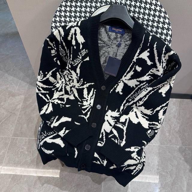 Louis Vuitton 23Ss new 1V thistle jacquard pattern knitted cardigan Unisex loose