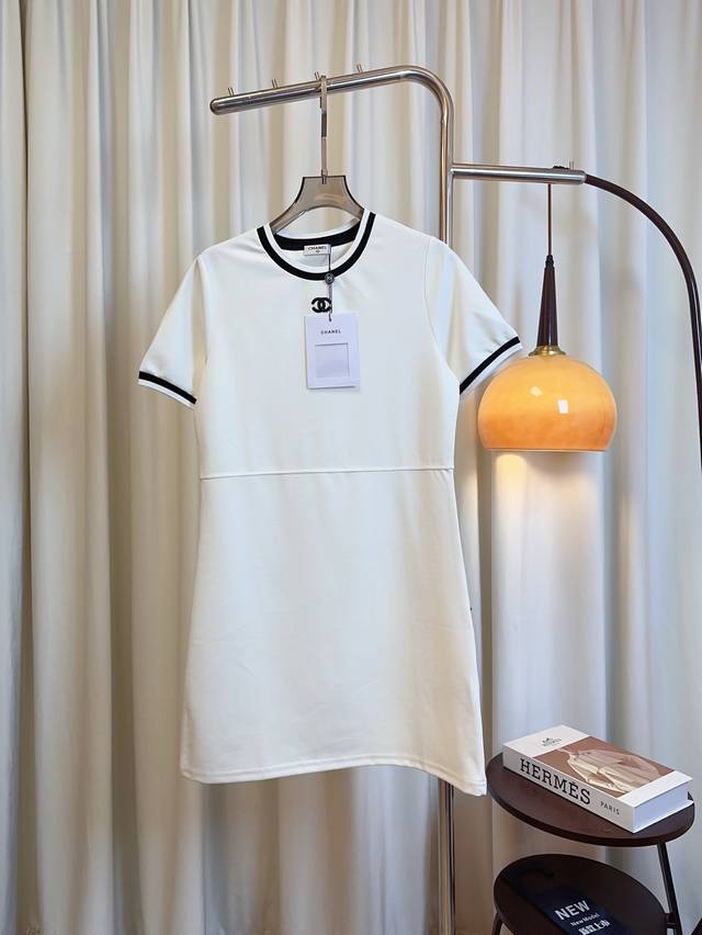 Chan** new embroidered double C logo Logo contrast color dress uses high-end dou