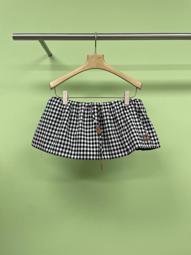 Miumiu 2025 spring and summer new plaid flower bud puffy skirt, beautiful! Beaut