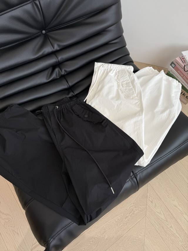 Overalls that are easy to wear all year round. The lace pocket design is practic