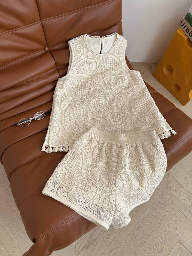 French retro holiday style suit with a sense of atmosphere. The base color of mi