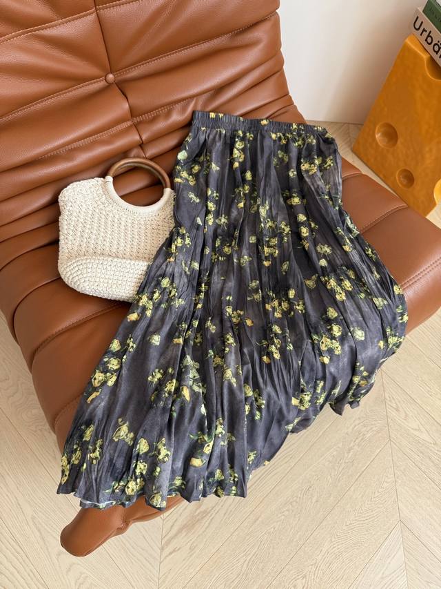 Holiday style skirt 25Ss Small floral design pleated skirt. Easy to wear for dai