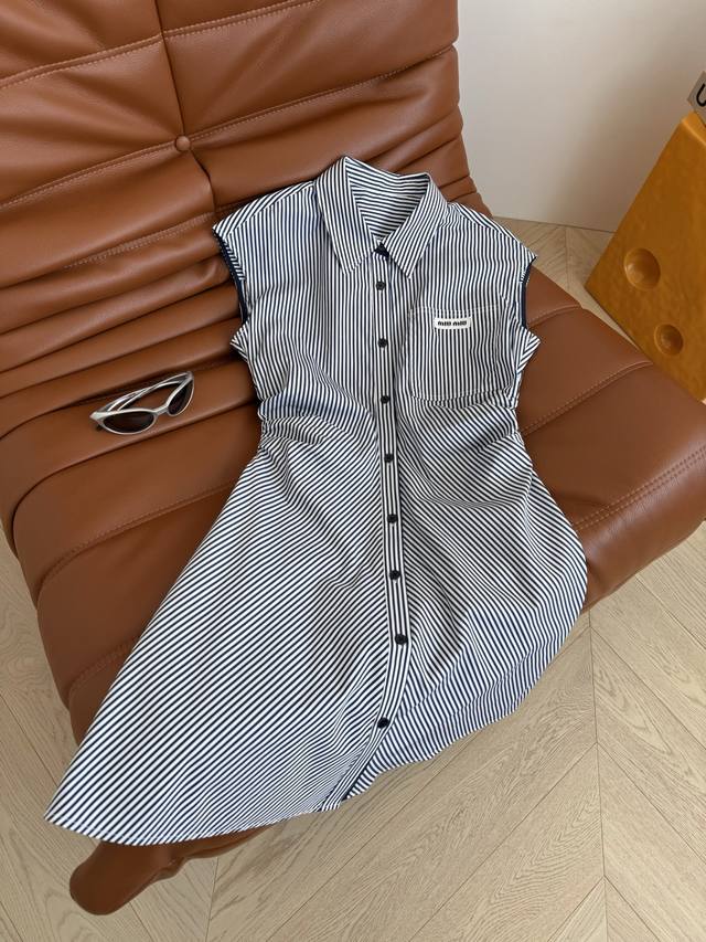 25Ss New Logo knitted decorative pleated shirt dress with navy blue stripes. A m