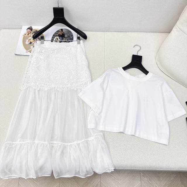 Top and skirt Miu 25Ss The latest exclusive style suit for spring and summer. Sh