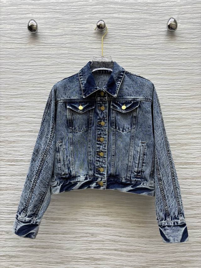 Sch's must-have 25 spring and summer button-decorated denim jacket. Heavy-craft