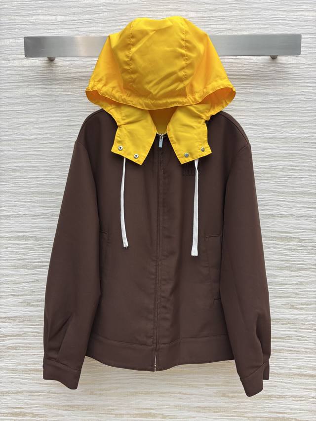 Miu's 25 early autumn new contrast color hooded jacket is simple and fashionable