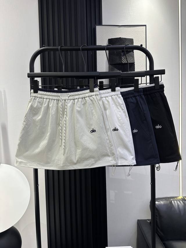Alo-The new hot style continues the trend of short skirts with just the right le