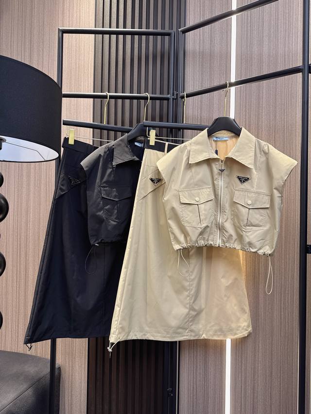 Prada 2025 new version, small logo on the chest embellished skirt suit top + ski