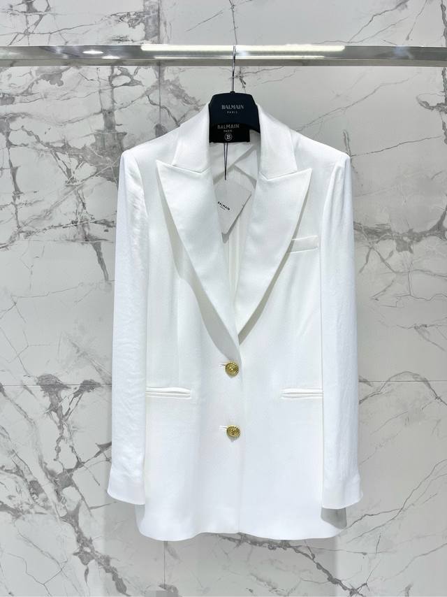 Barr's new acetate suit Creamy white with a sense of luxury Clean and neat style