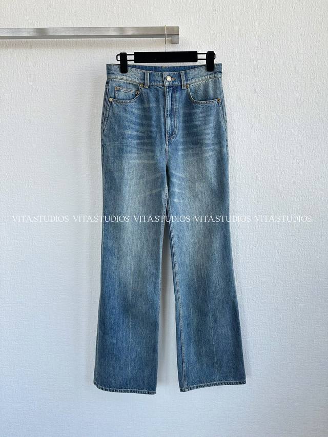 Popular item, a limited amount in stock High-waisted straight jeans Medium-toned