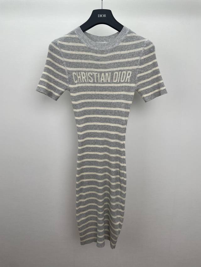 D's 25Ss striped dress is so pretty! The college style is very age-reducing and