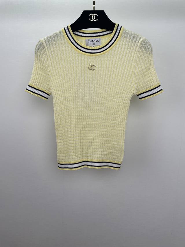C's 25Ss knitted round neck short sleeves have a fine texture and a high quality