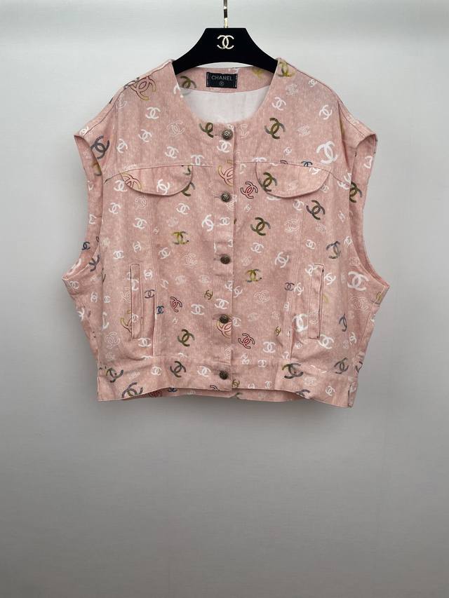 C's 25Ss new painted printed denim vest highlights the brand's style. The comple