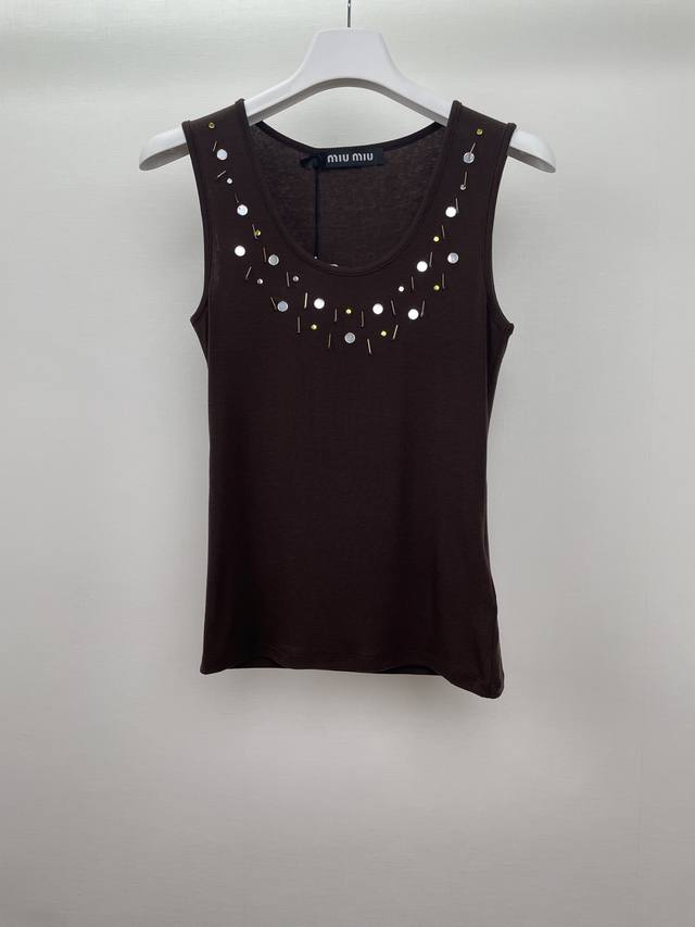 Miu25Ss beaded slim vest makes the simple vest look more advanced! Strong tolera