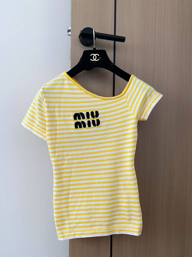 New four-color oblique shoulder short sleeves with logo embellishment! The upper
