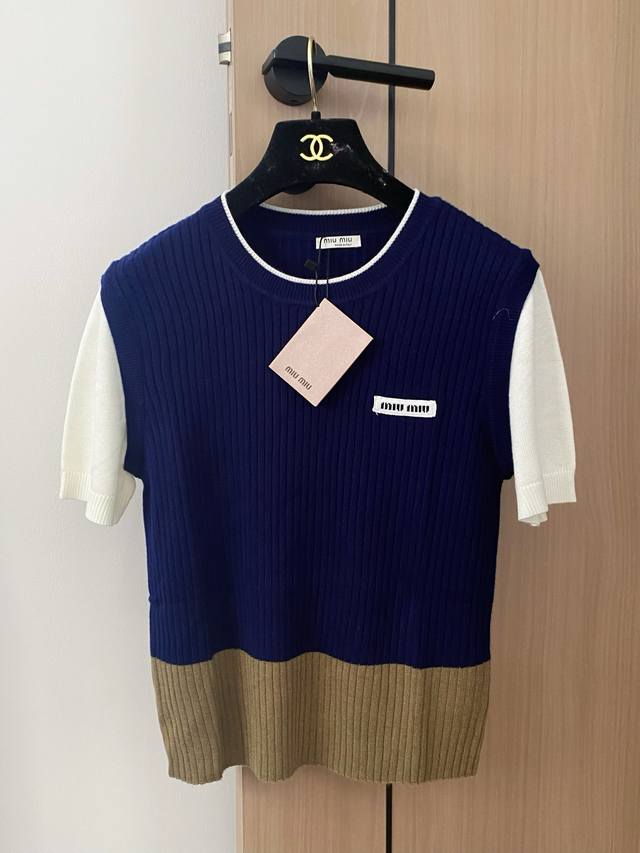New three-color short-sleeved shirt with logo embellishment, slimming and versat