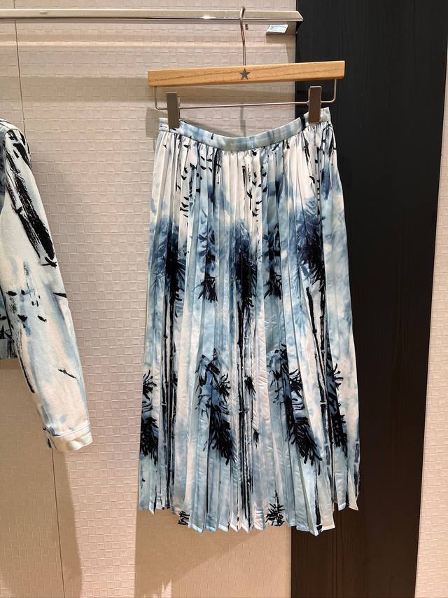 New Ruyi bamboo print pleated skirt with pleated design and pockets on both side