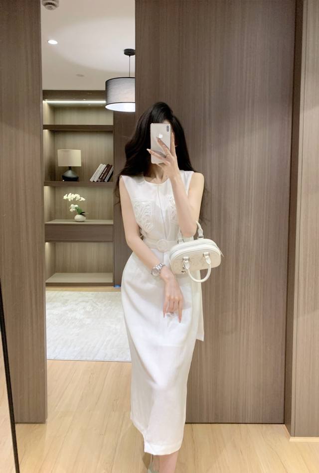 Dress The new Tencel linen dress has a waist design that perfectly divides the w