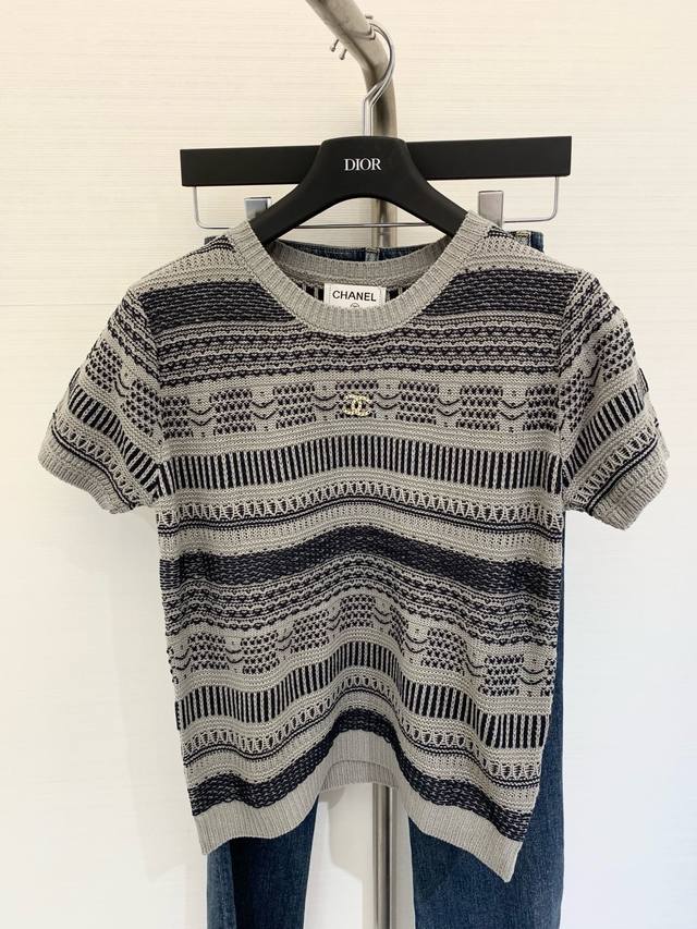 New striped round neck knitted short sleeves with breathable logo pattern design