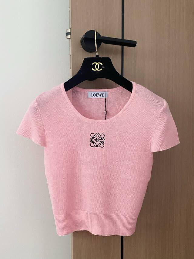 Two-color short-sleeved embroidered logo pattern for matching! Super slimming co