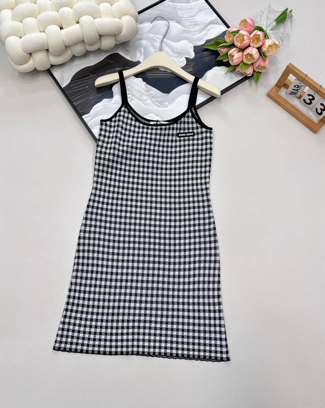 Miumiu's new houndstooth knitted suspender skirt is a real hit! The iconic logo